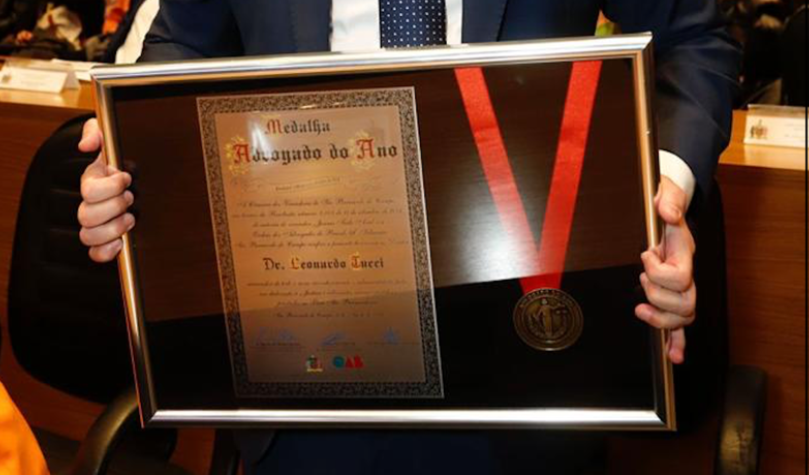 Dr. Leonardo Tucci recebe medalha e premiação como Advogado do Ano na Câmara Municipal em solenidade dedicada ao Dia do Advogado